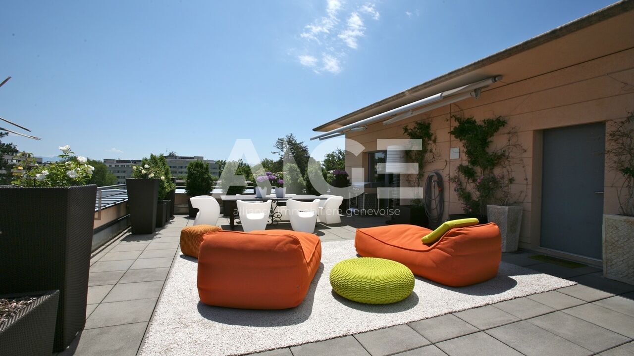 Attique moderne avec vue lac depuis la terrasse de 105 m2