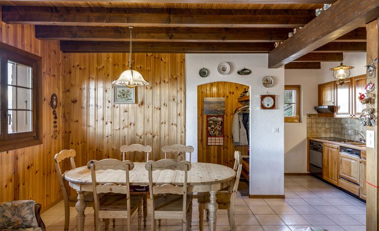 Cadre de vie bucolique pour ce chalet avec parcelle constructible