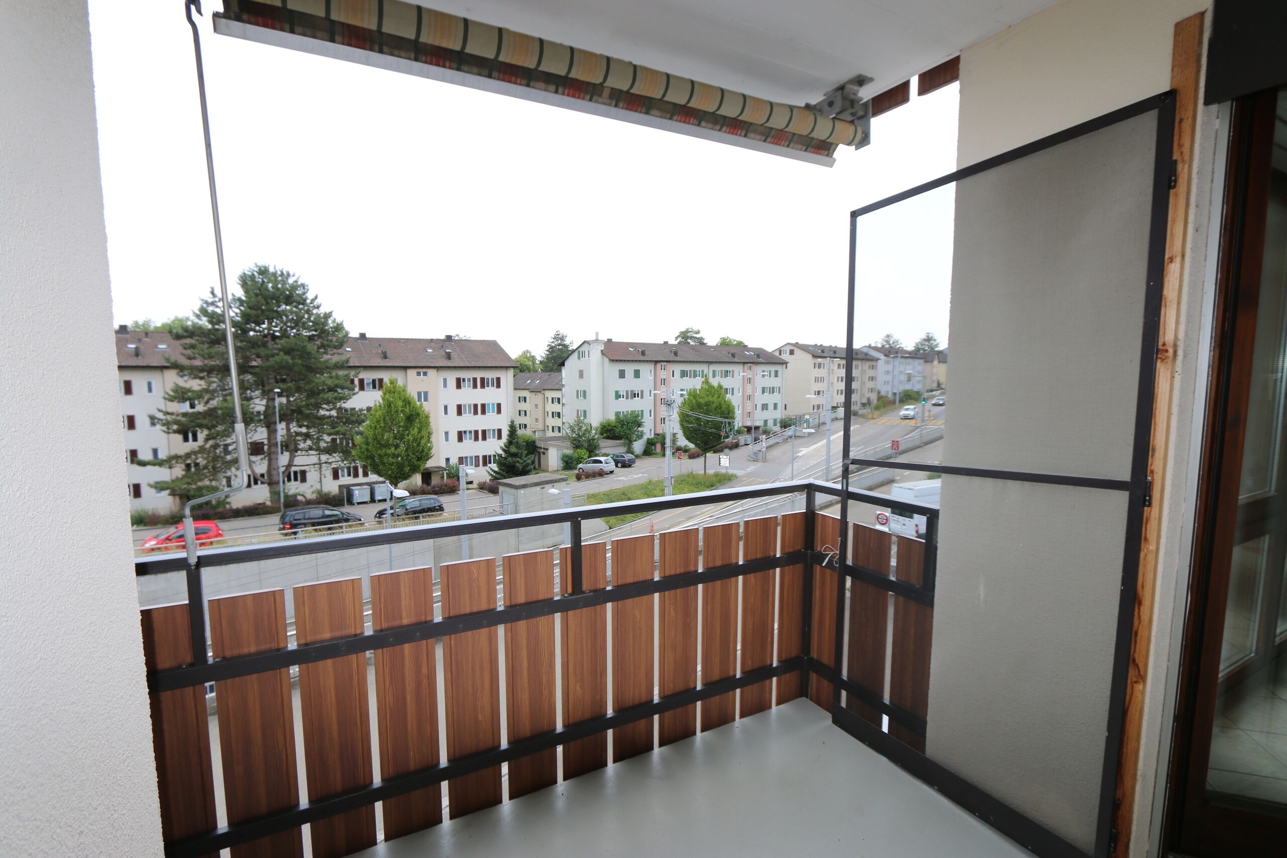 sonniger, gemütlicher Balkon 