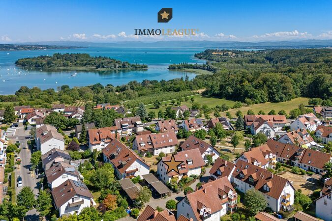 Ruhige, begehrte Lage in einem beliebten Wohnquartier mit gepflegter Umgebung, nur wenige Schritte vom Bodensee entfernt, mit Blick auf die Insel Mainau.