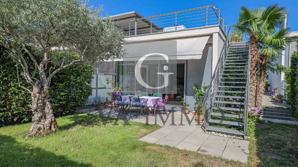Beautiful, bright contemporary apartment with garden