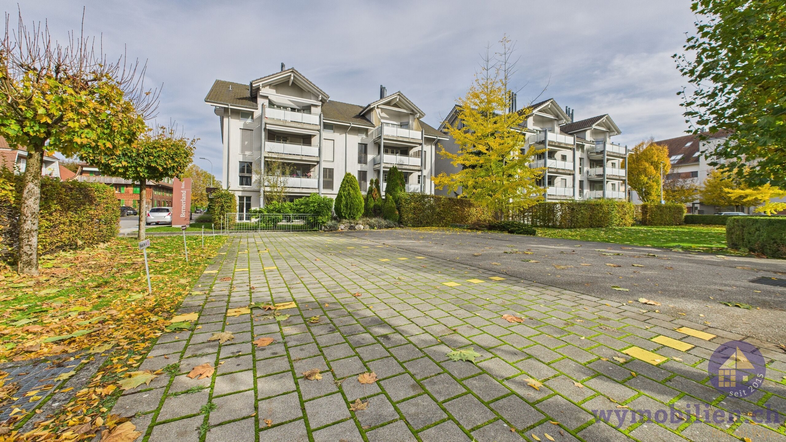 Parkplatz mit 4 Aussenparkplätzen