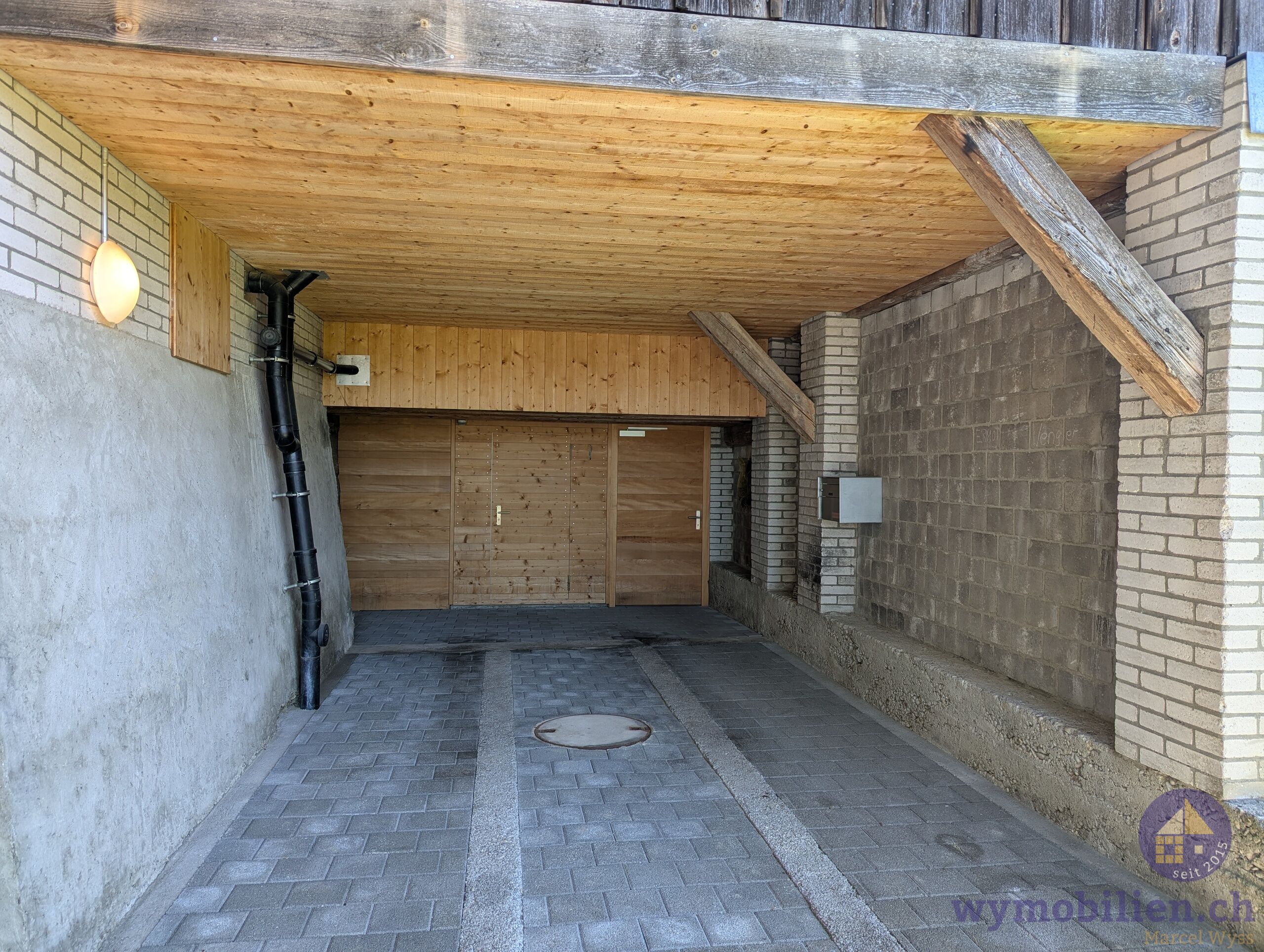 Gedeckter Parkplatz direkt vor dem Eingang