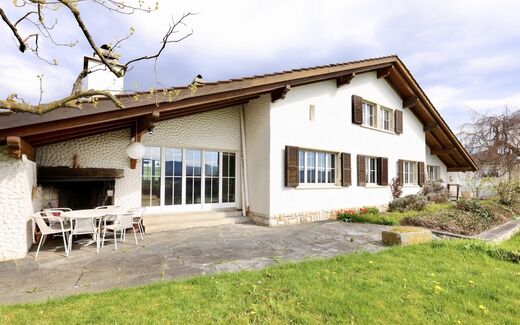 Villa CH-2942 Alle