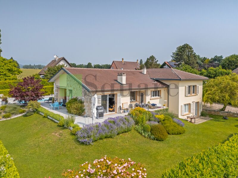 Magnifique villa individuelle de 7 pièces avec piscine et vue lac