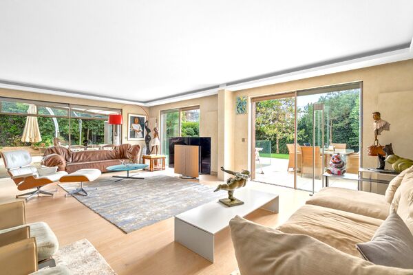 COLOGNY. Magnificent, spacious villa in a quiet location