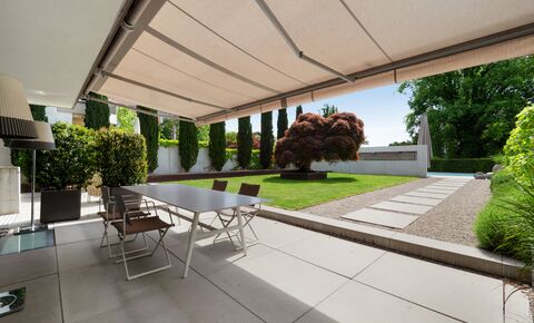 Luxurious Townhouse with Patio-garden and a private swimming pool