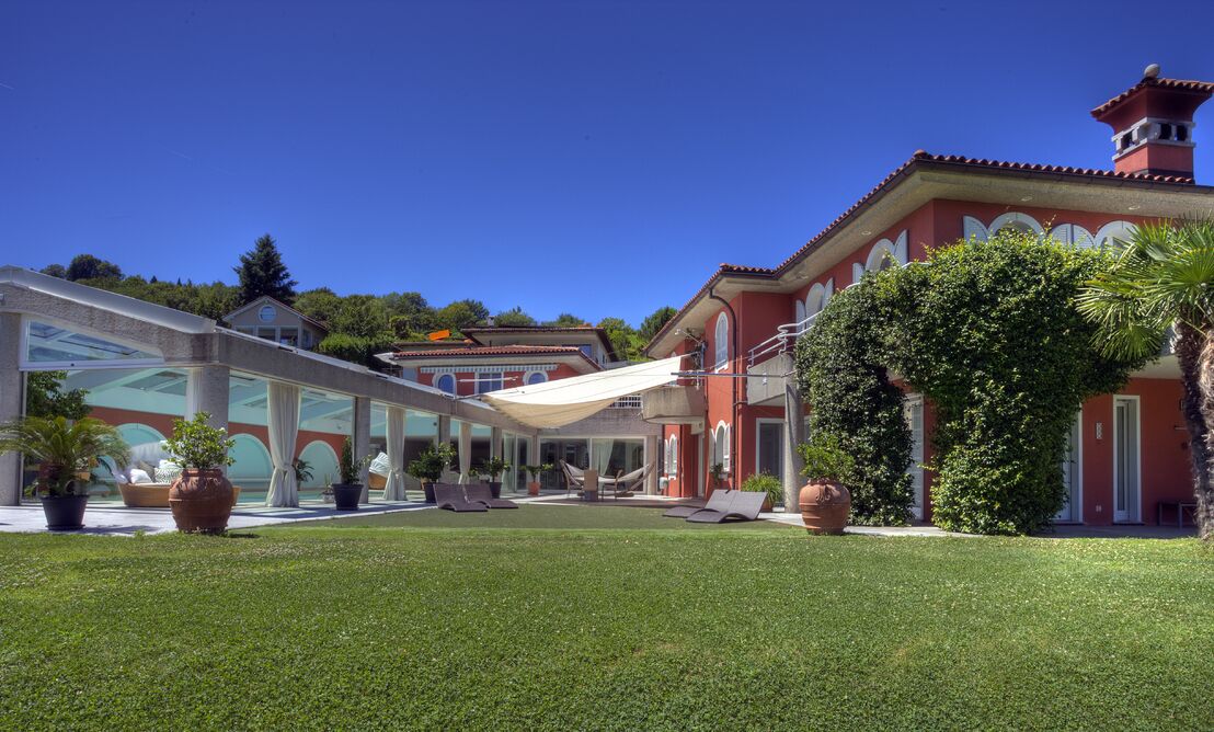 Villa mediterranea con ampi spazi ricreativi