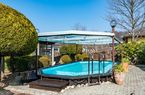 Schöne Bungalow-Villa mit wunderbarem Pool und herrlichem Garten