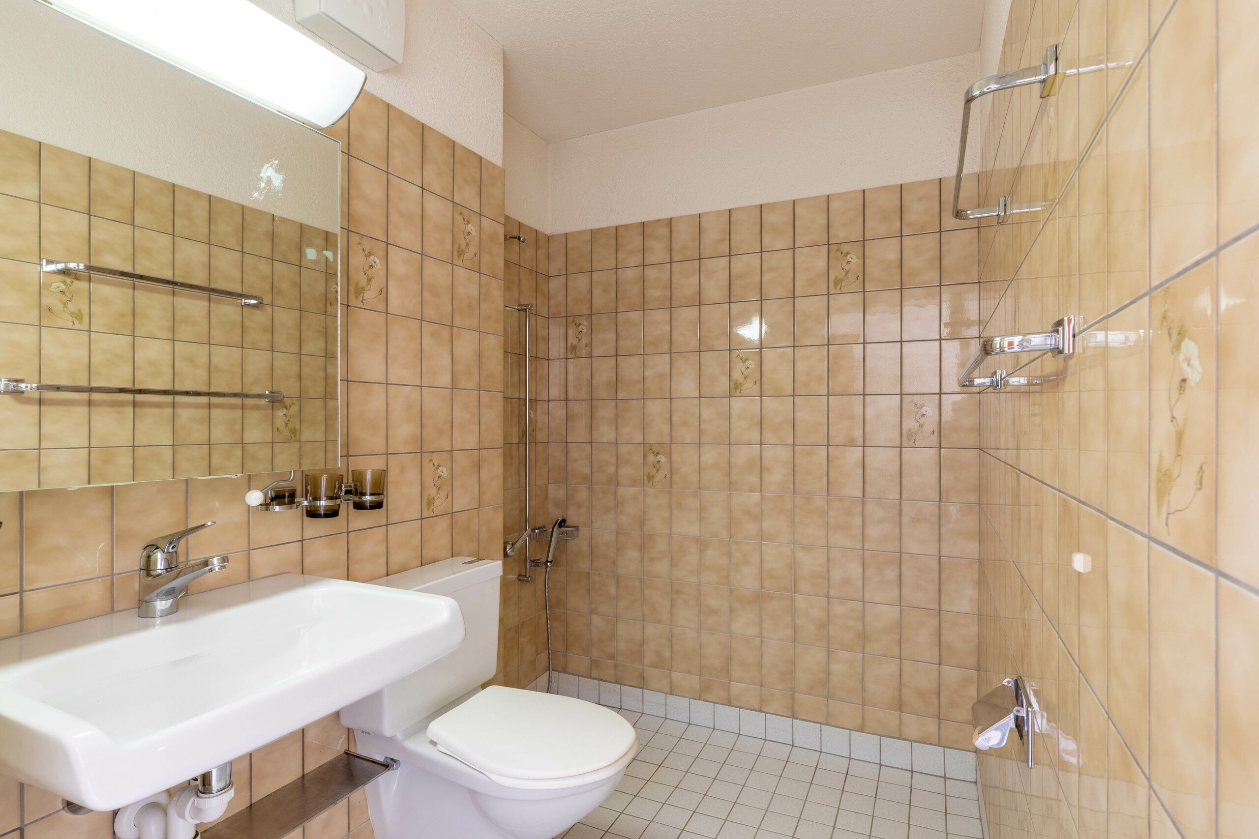 Badezimmer (en Suite) mit Dusche, WC und Lavabo