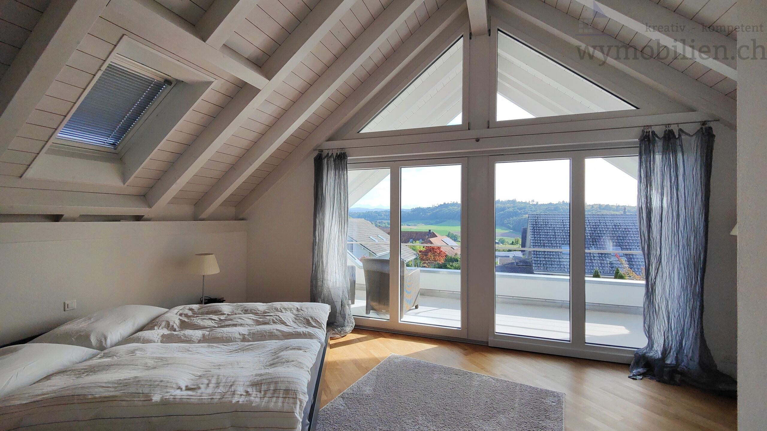 Hauptschlafzimmer mit Balkon und Zugang ins Bad