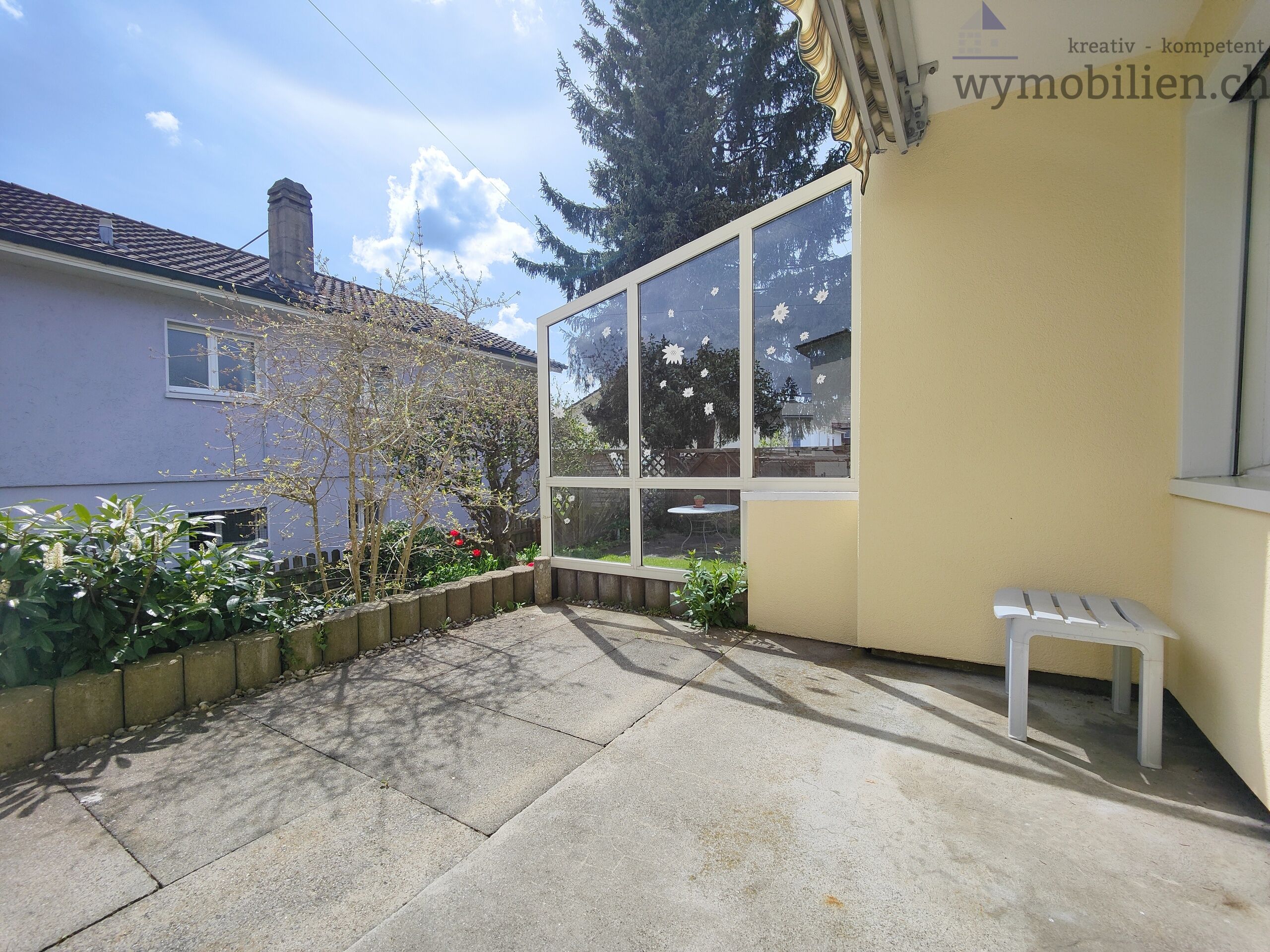 Terrasse angrenzend an Küche und Wohnzimmer