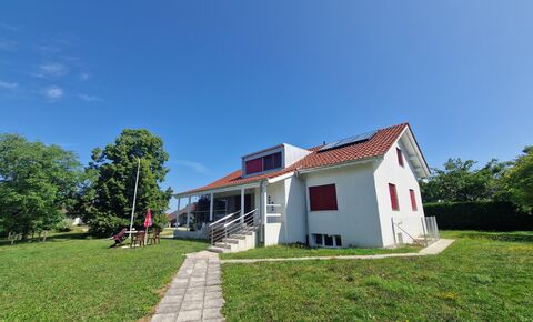 Rental house with 2 apartments and 3 garages