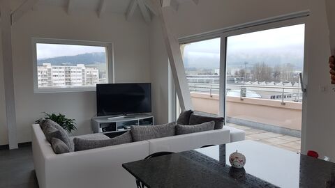 Magnifique attique 4 pces,
cachet, proche de tout !