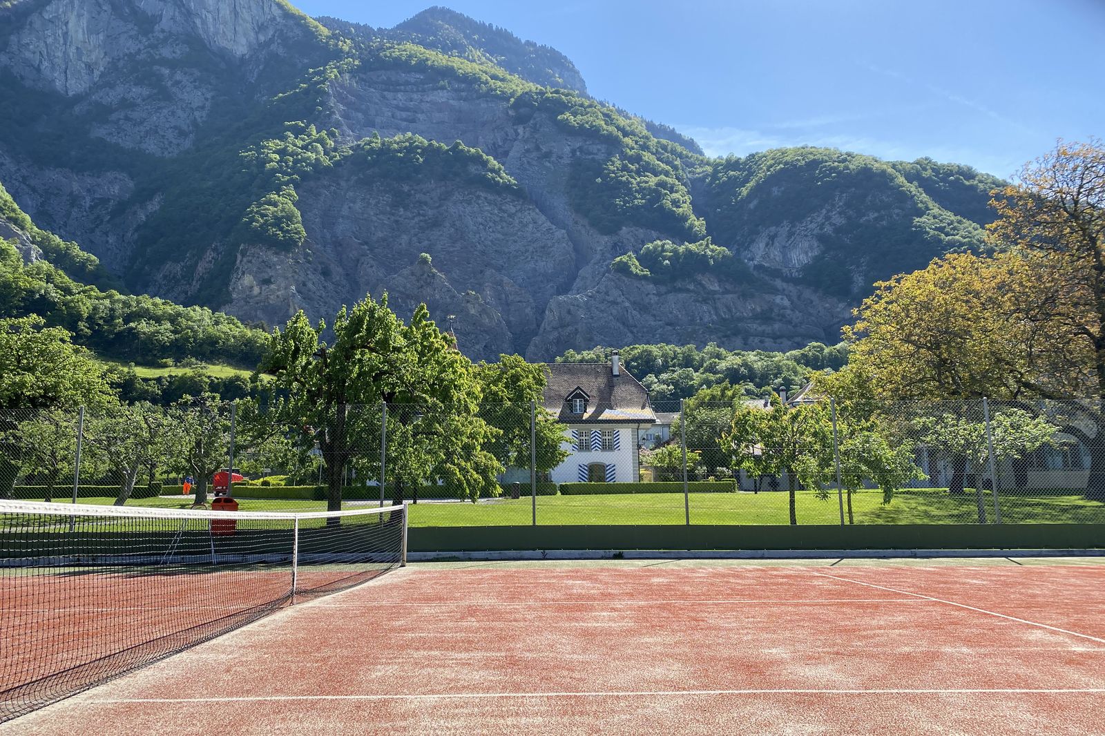 Projet immobilier à Roche, court de tennis