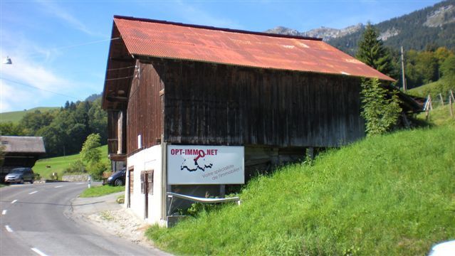 Vendu : Grange à rénover sur la route de Leysin avec permis. Vendu : Grange à rénover sur la route de Leysin avec permis.