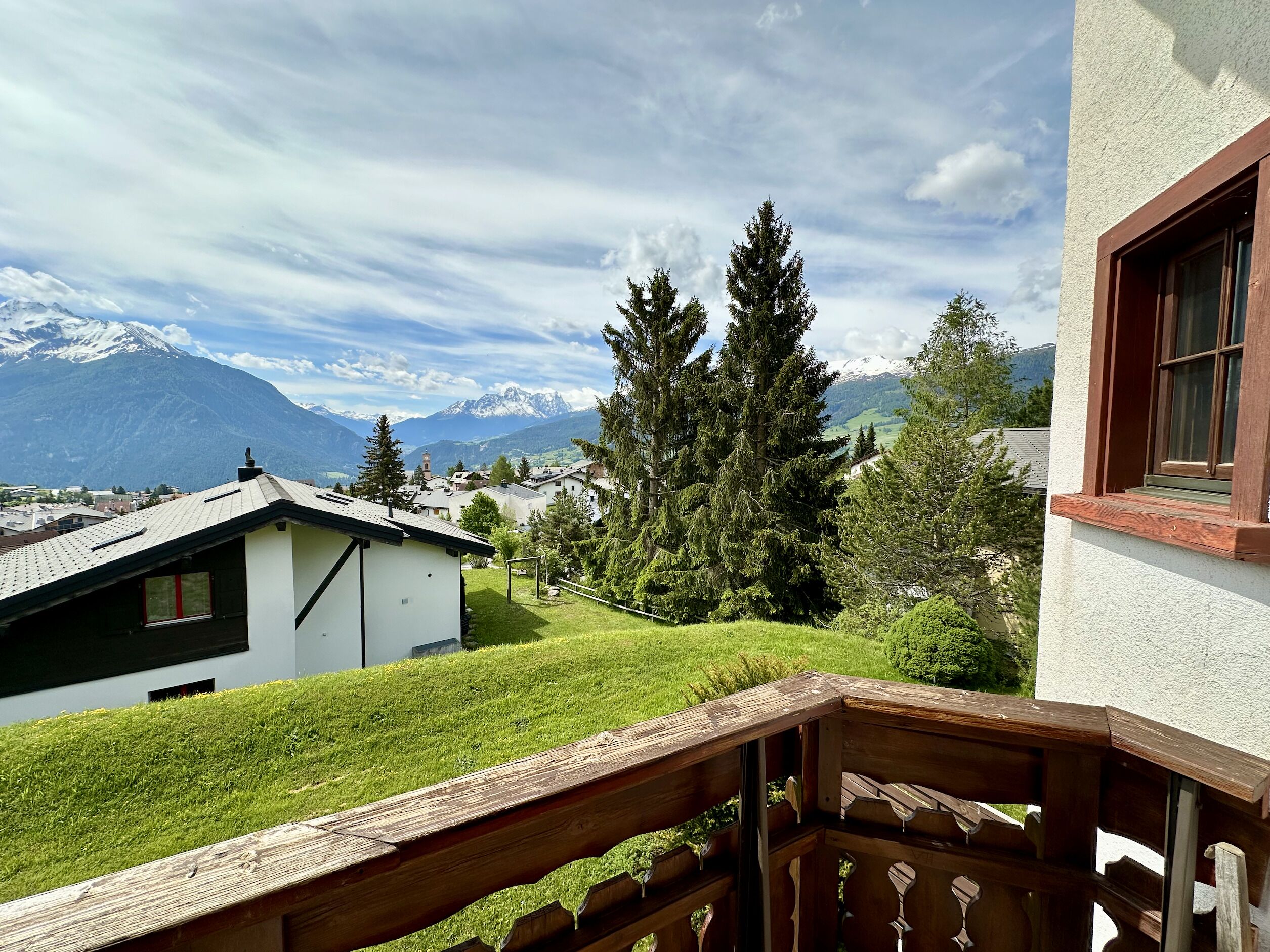 Weitsichtiger Panoramablick vom Eckbalkon