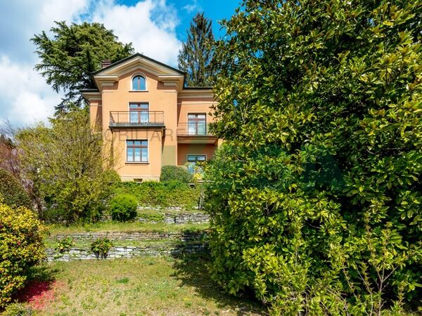 Beautiful antique villa with wonderful park and breathtaking views