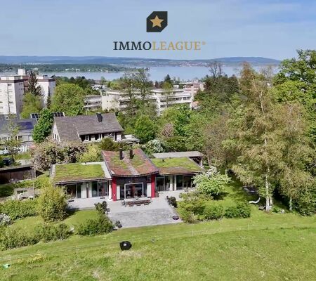 Die Gartenlandschaft besticht durch ihre unaufgeregte Schönheit und lädt dazu ein, die Stille zu geniessen. Das Plätschern des nahen Bachlaufs wirkt entspannend.