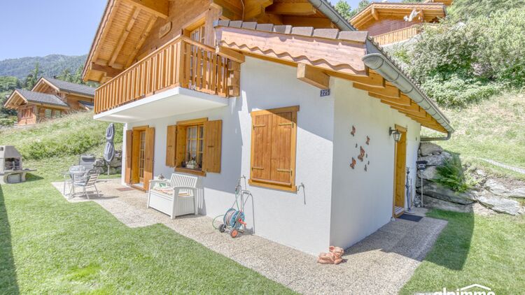 A vendre : Magnifique chalet dans un endroit calme et ensoleillé !