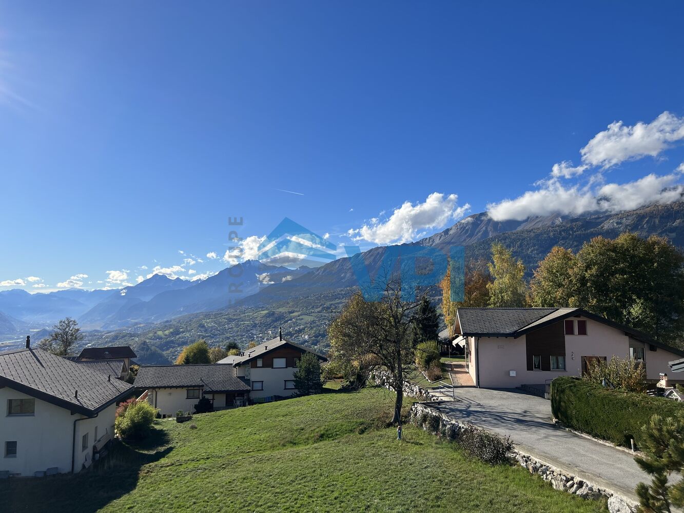 Résidence secondaire dans le village de Lens comprenant 2 appartements