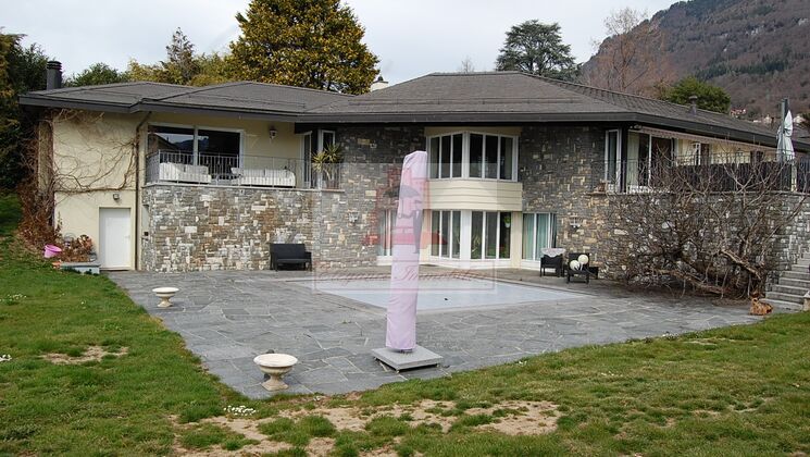 Exceptionnelle villa de par sa vue et son beau terrain plan à Blonay.
