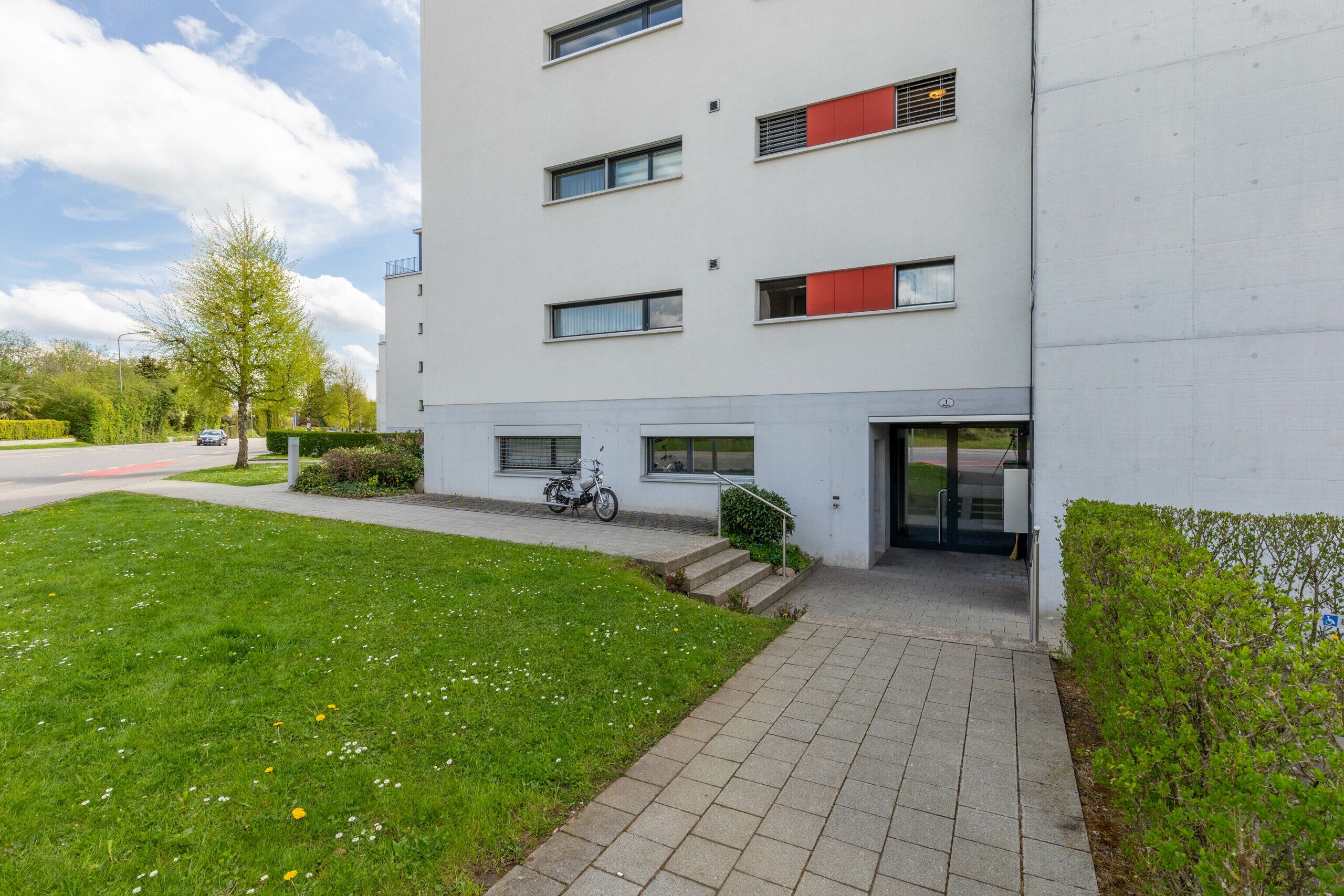 Eingang Mehrfamilienhaus Weidpark 1
