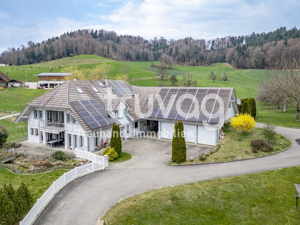 Lichtdurchflutete Landhaus-Villa mit Pferdestallungen