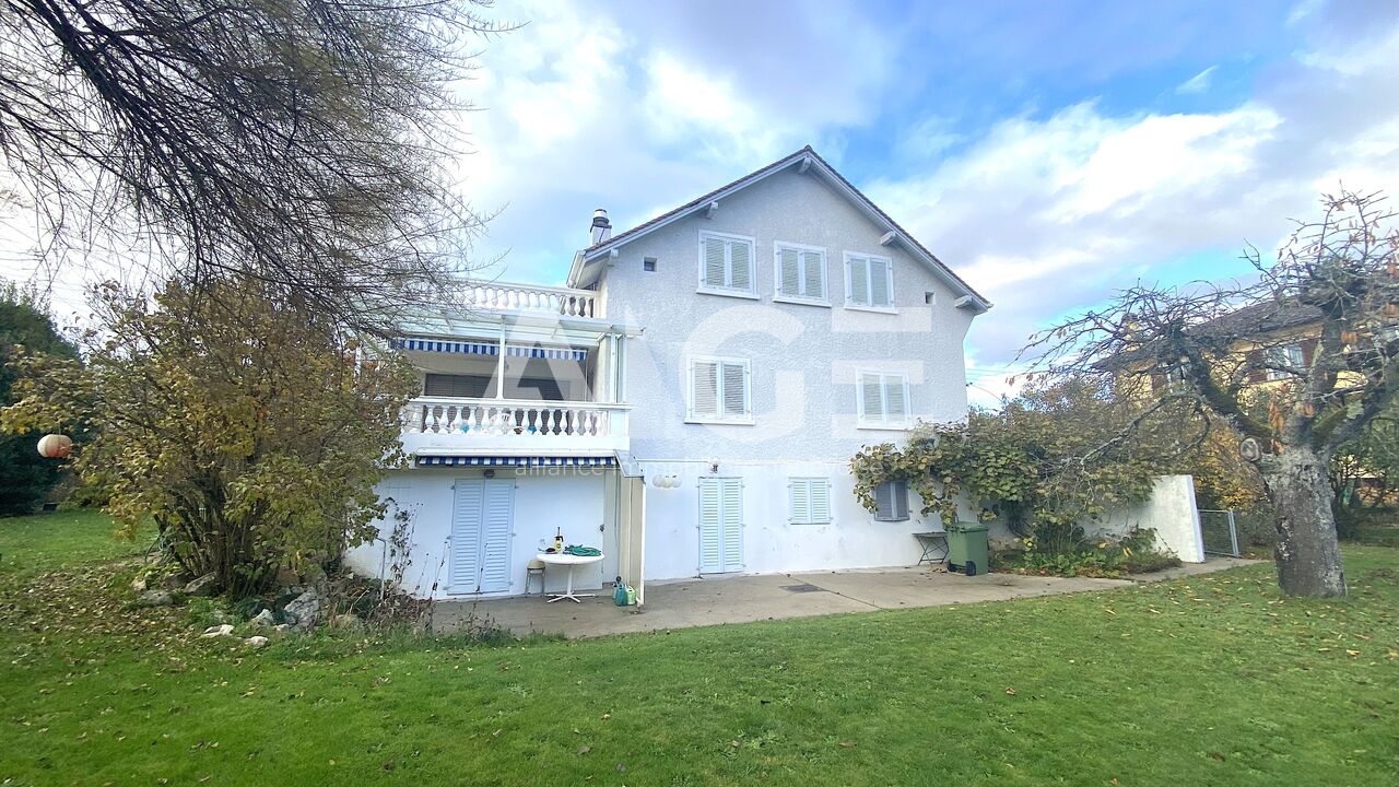 Detached villa to renovate on 1'300m2 plot