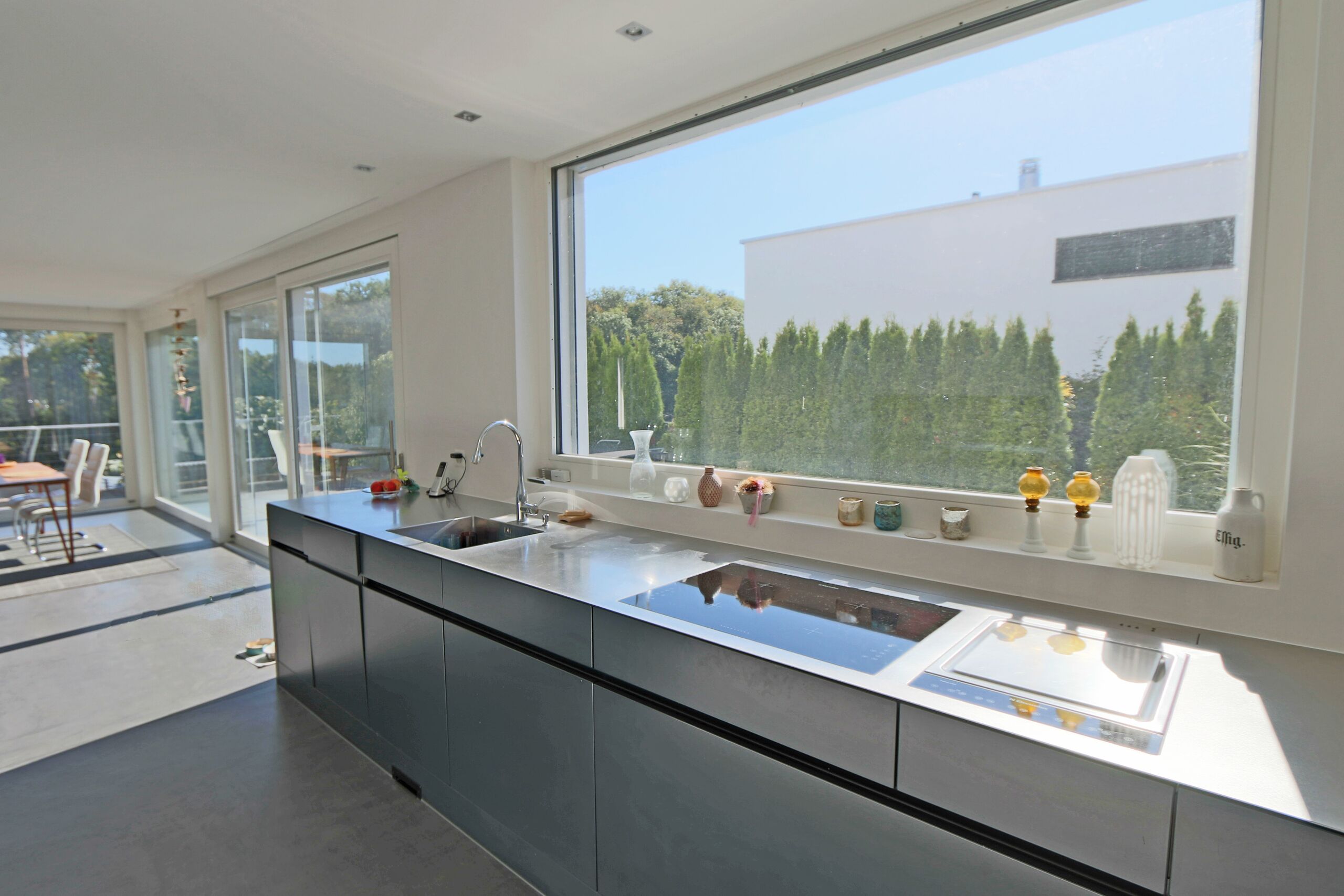 Moderne Küche mit herrlichem Ausblick und hochwertiger Ausstattung wie z.B. das Teppanyaki Kochfeld