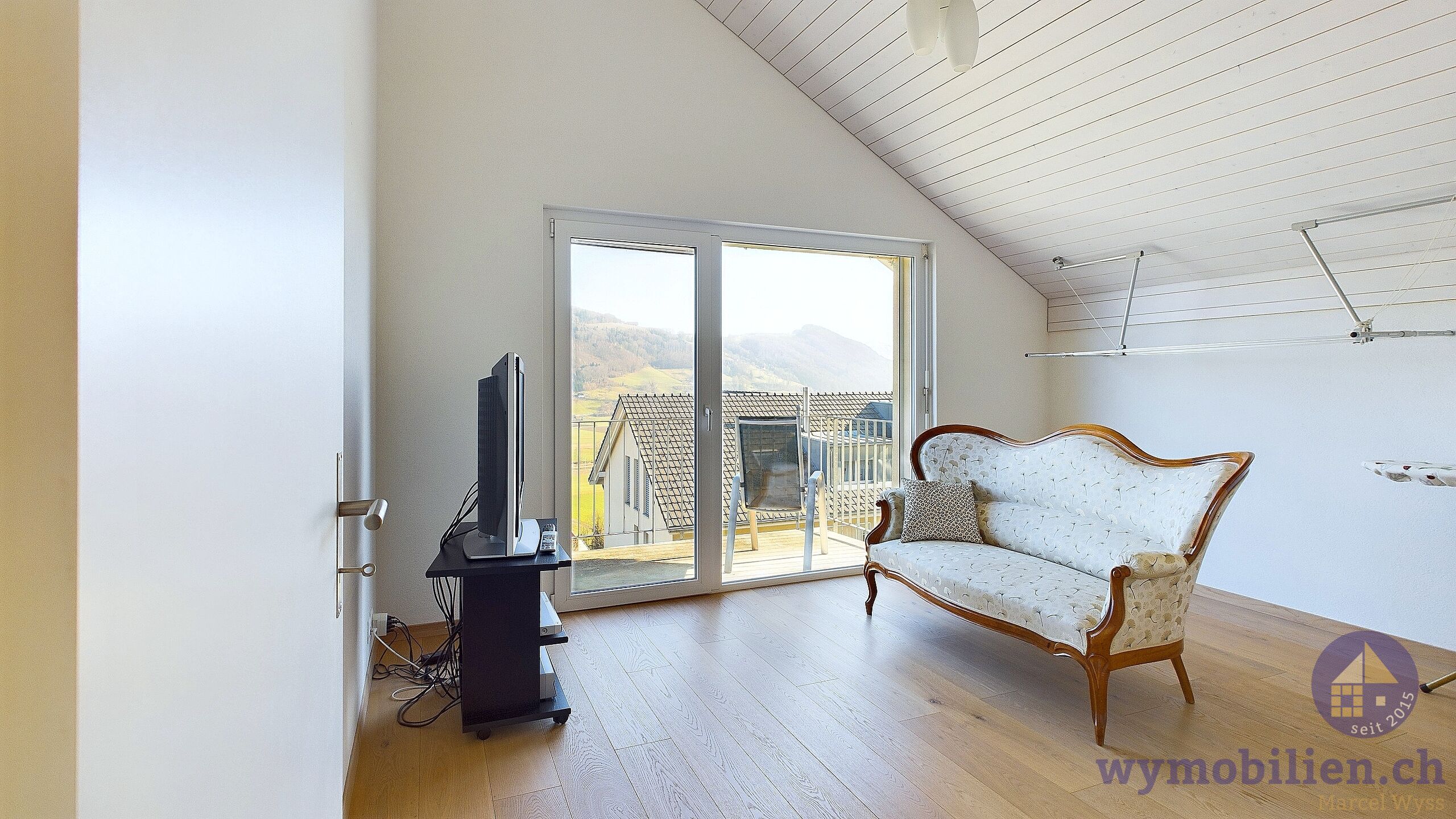 Zimmer DG mit Ausgang auf den Balkon 