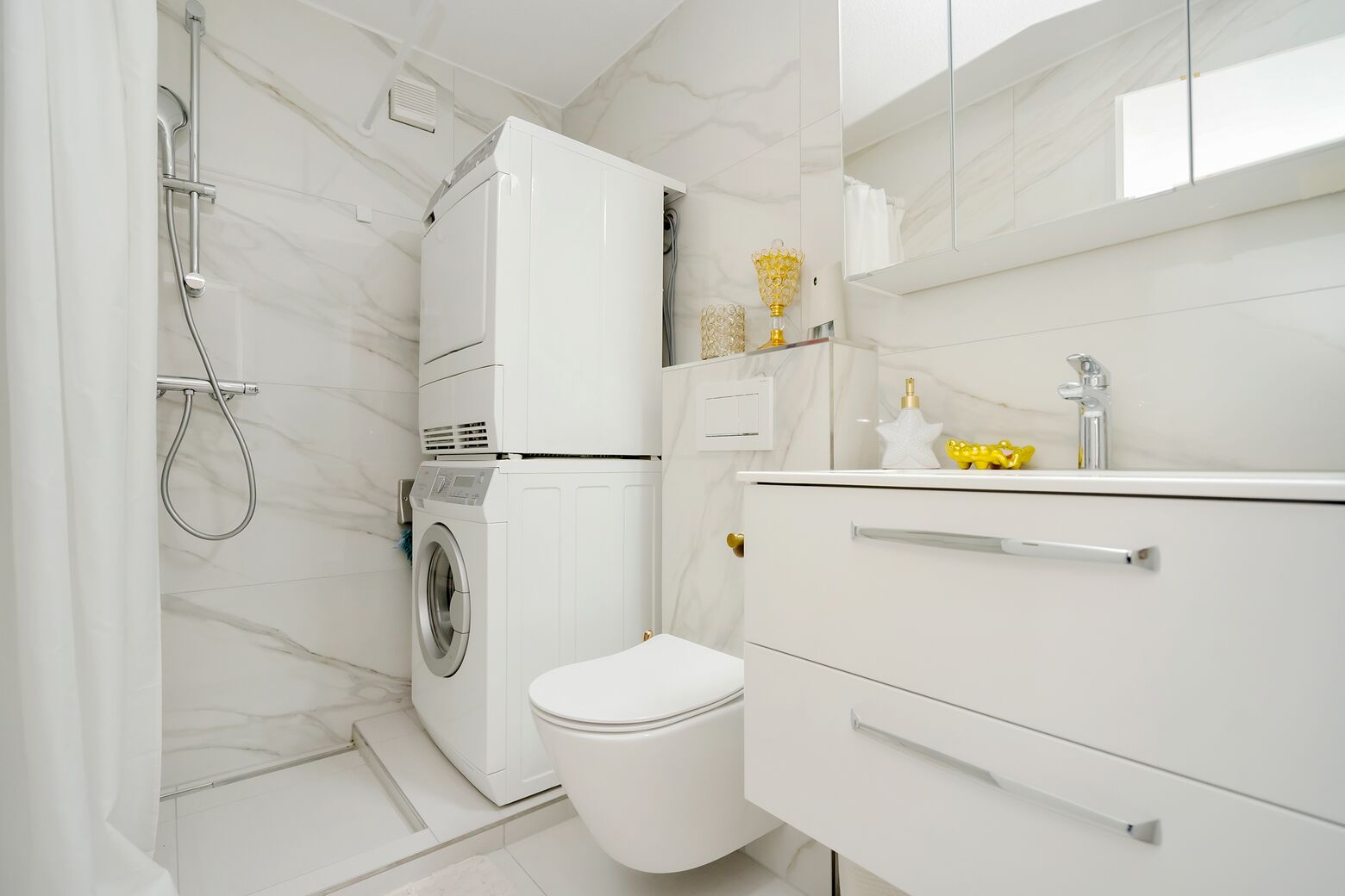 Gäste WC mit Dusche und Waschturm