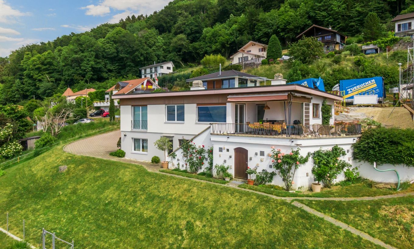 Detached property with unobstructed view of Lake Neuchâtel