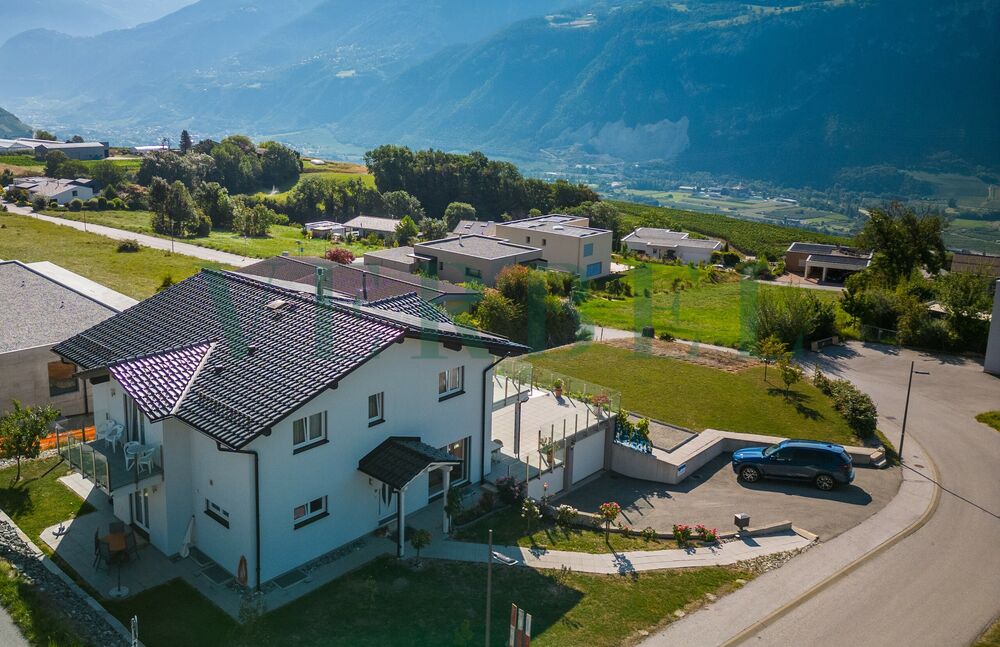 Spacious detached villa with panoramic mountain views