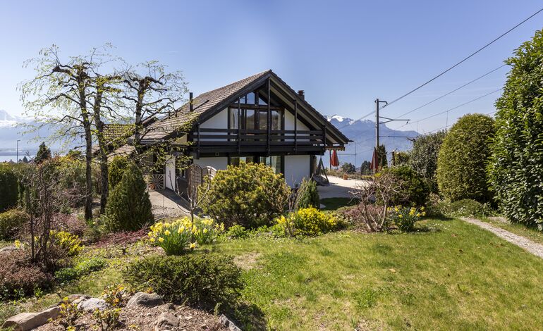 Charmante villa jumelée par les garages avec belle vue sur le lac