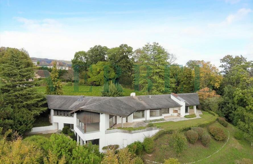 Rare and unique for sale, villa in property to renovate.