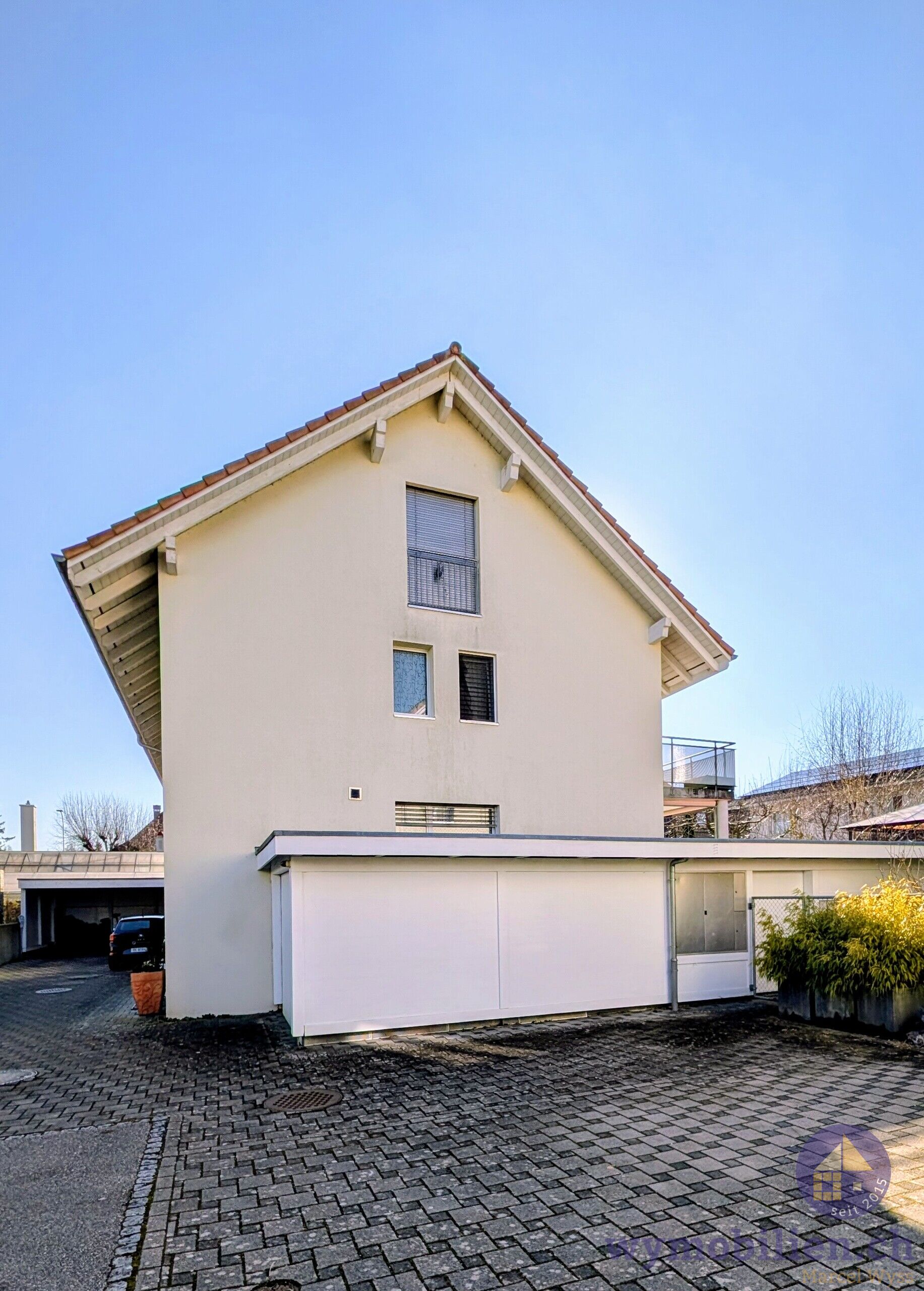 Fassade Nord mit Garage/Parkplatz und Aussenzugang zum Garten