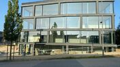 ein modernes Haus ist von der anderen Straßenseite aus zu sehen Lorem ipsum dolor sit amet
