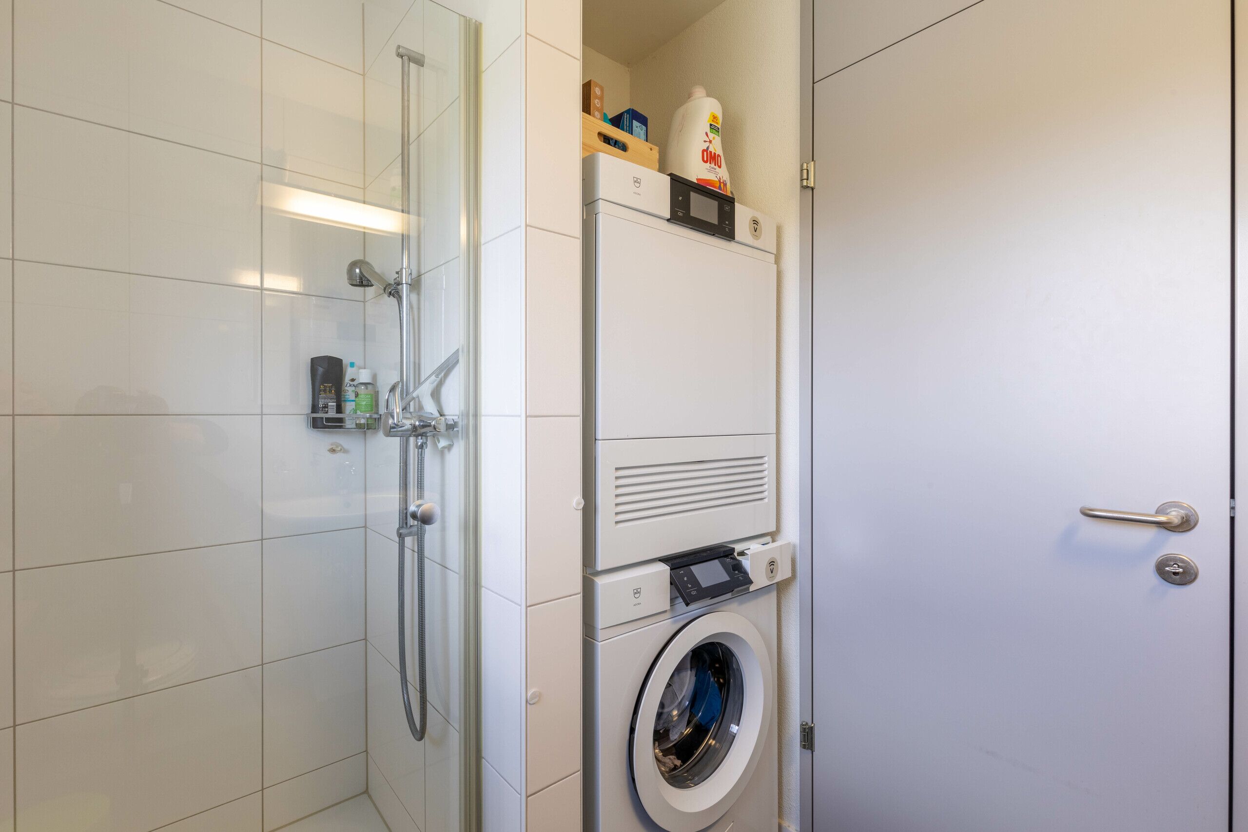 Nasszelle mit Dusche, Lavabo, WC und Waschturm