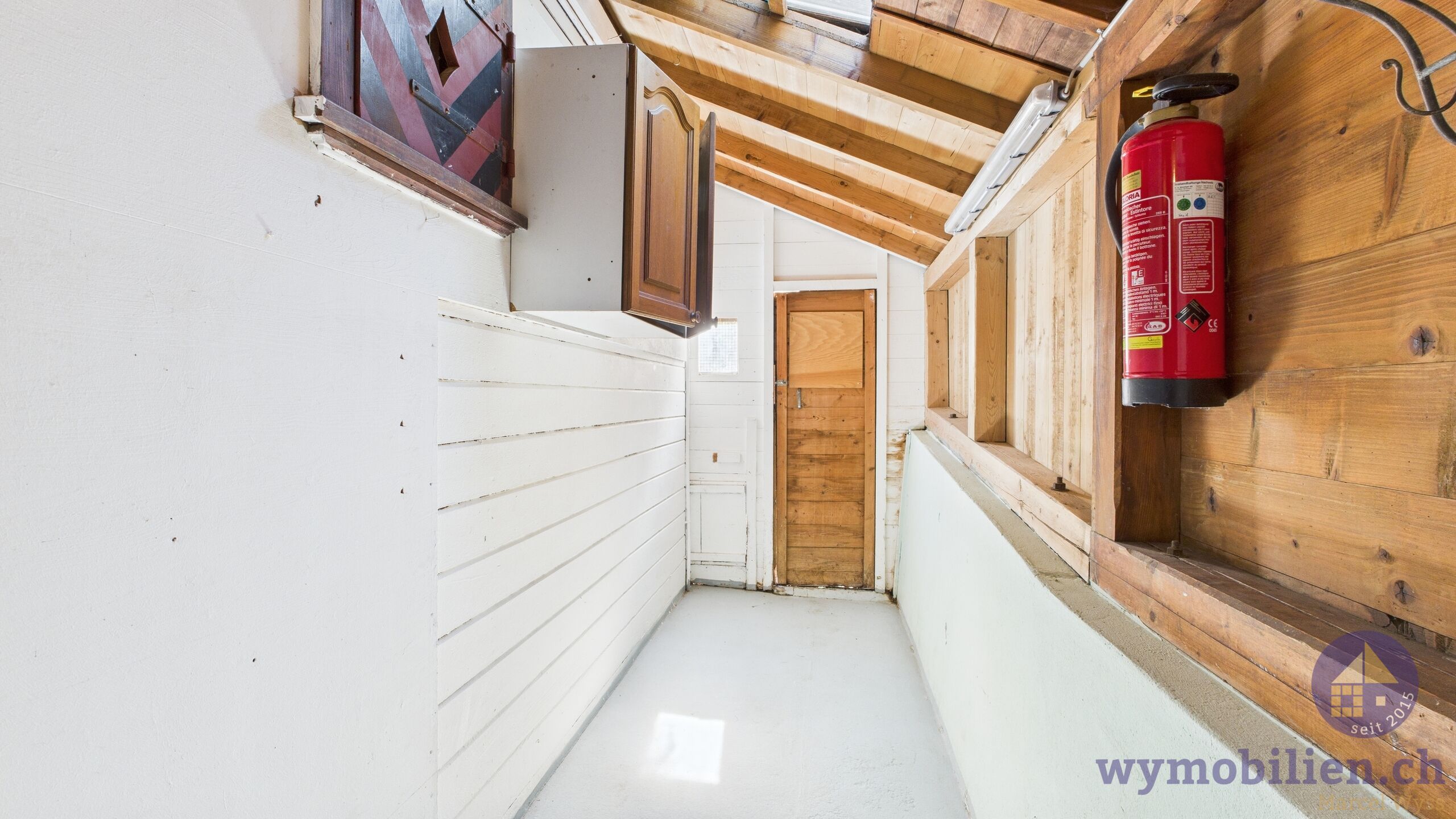 Schopf vor dem Eingang