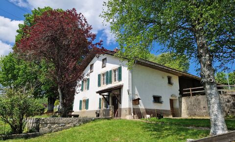Typical house of the Franches-Montagnes on a plot of 1,100 m²