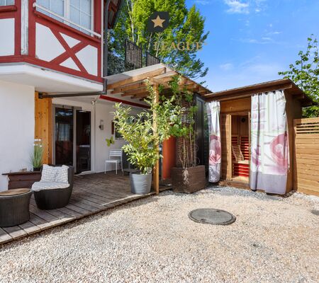 Grosser Aussenbereich mit Sauna und Loungebereich.