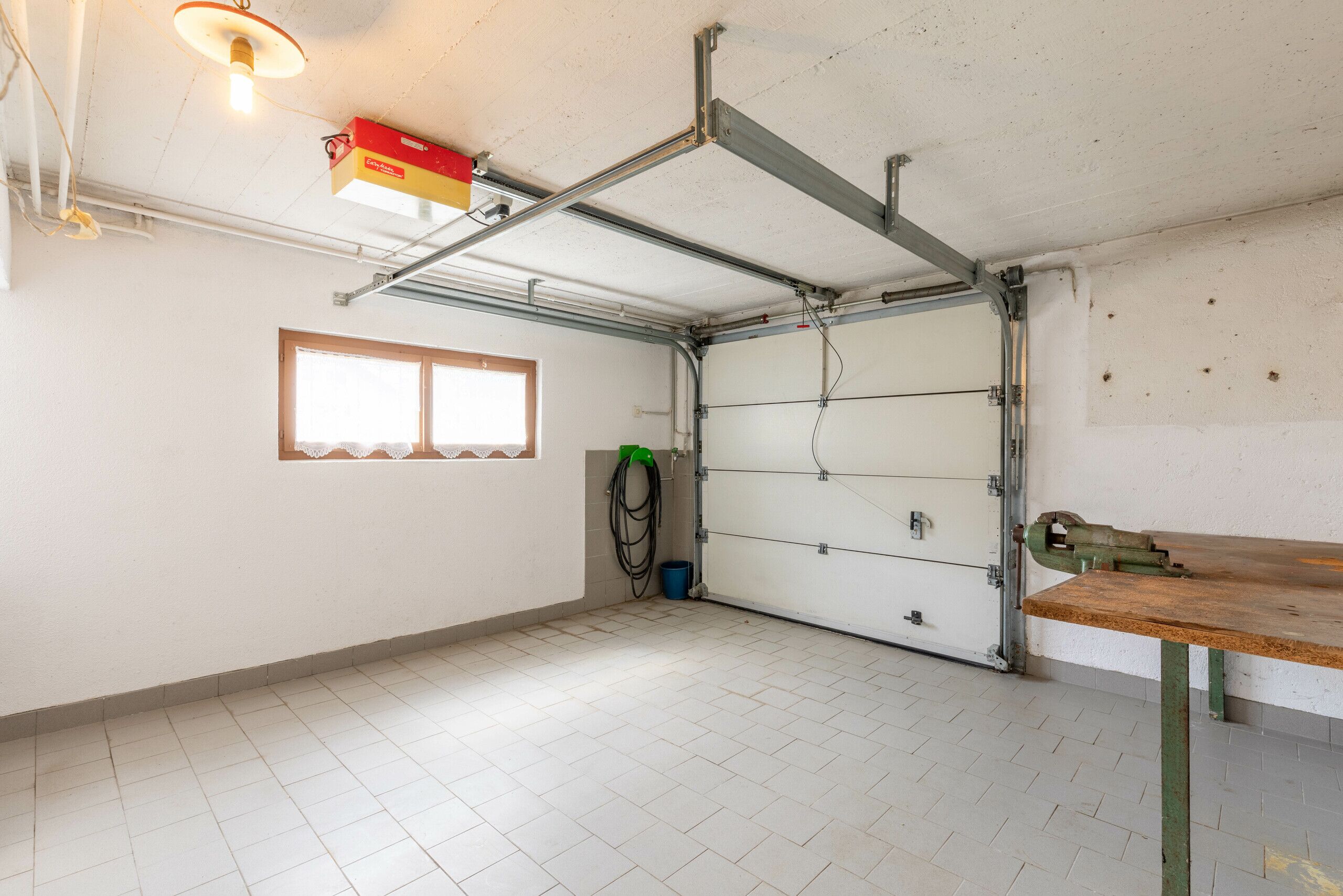 Garage (UG)
