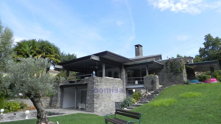 CASLANO
Splendida Villa direttamente a Lago