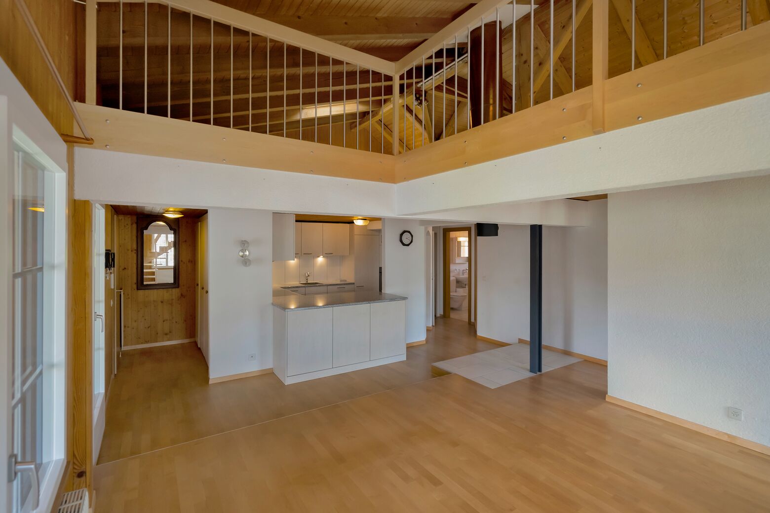 Wohn- / Esszimmer mit Blick zur Küche