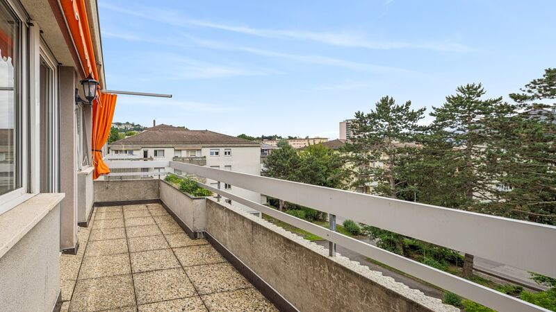 Appartement de 3 pièces avec balcon vue et box-garage — À rénover