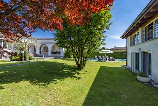 Large Mediterranean-style villa with guest-dependance