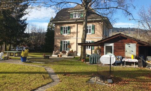 Mansion with 3 apartments - 1,700 m2 plot