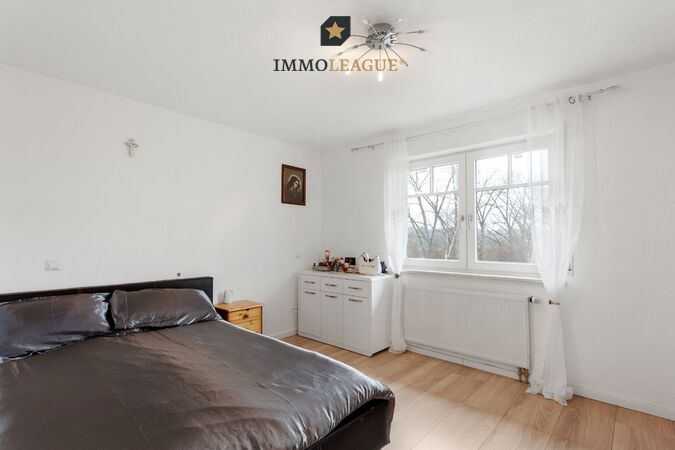 Geräumiges Schlafzimmer in unmittelbarer Nähe zum Badezimmer.
