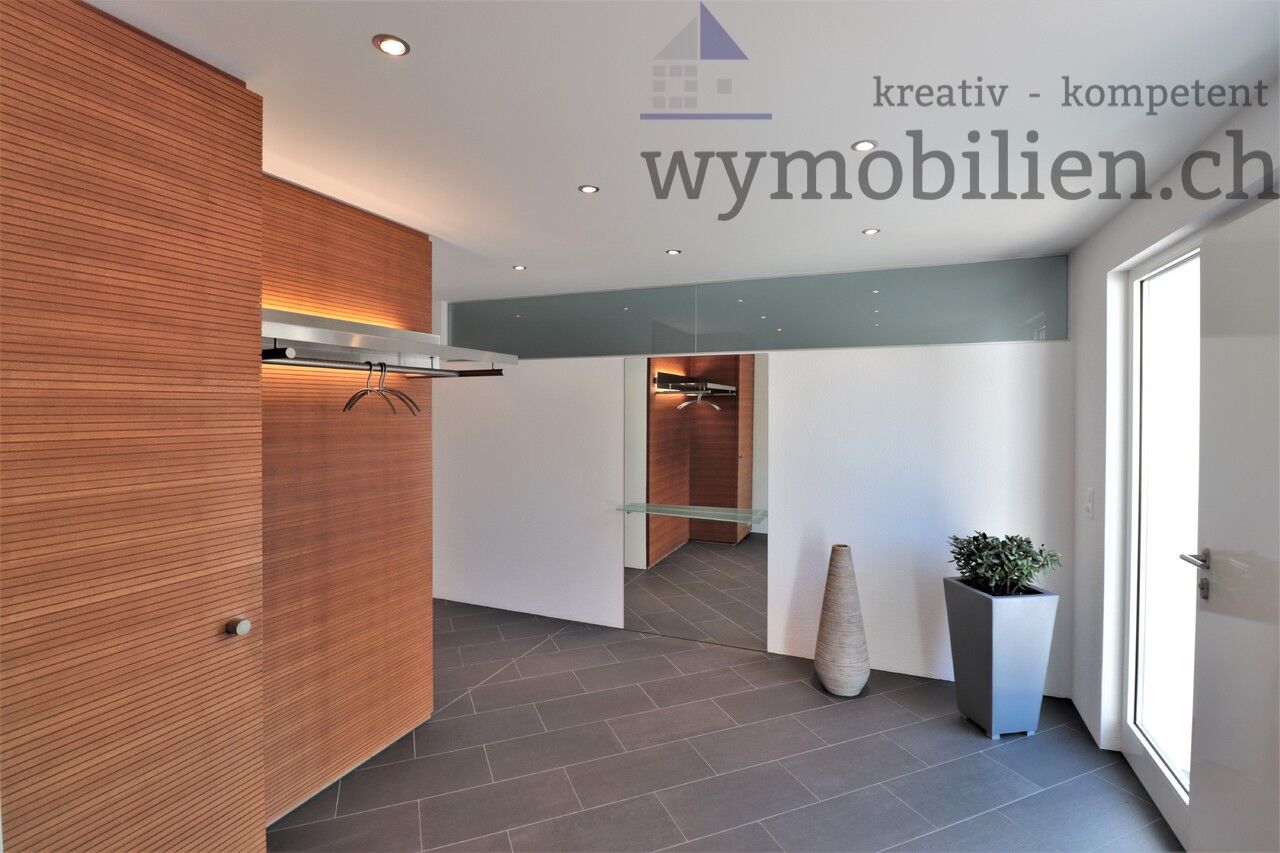 Einladendes Entrée mit Design Garderobe 